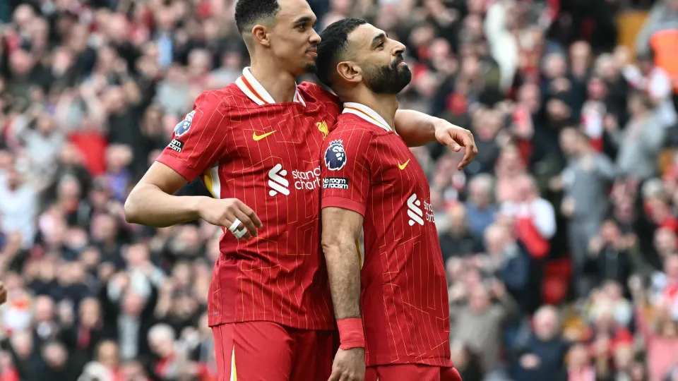 Salah e Arnold discutem e precisam ser separados em treino do Liverpool