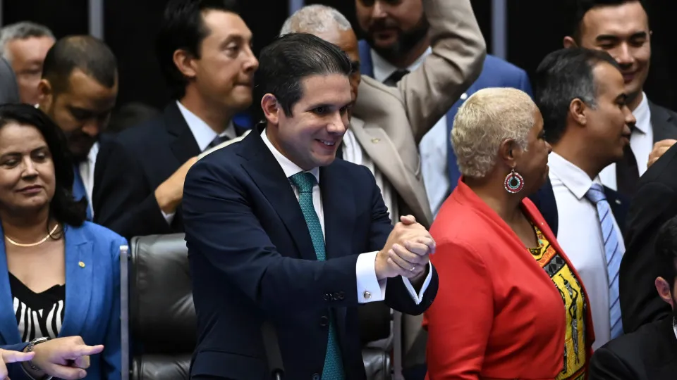 Deputados resistem a PT e ameaçam implodir acordo de governo com Hugo Motta por vaga em tribunal